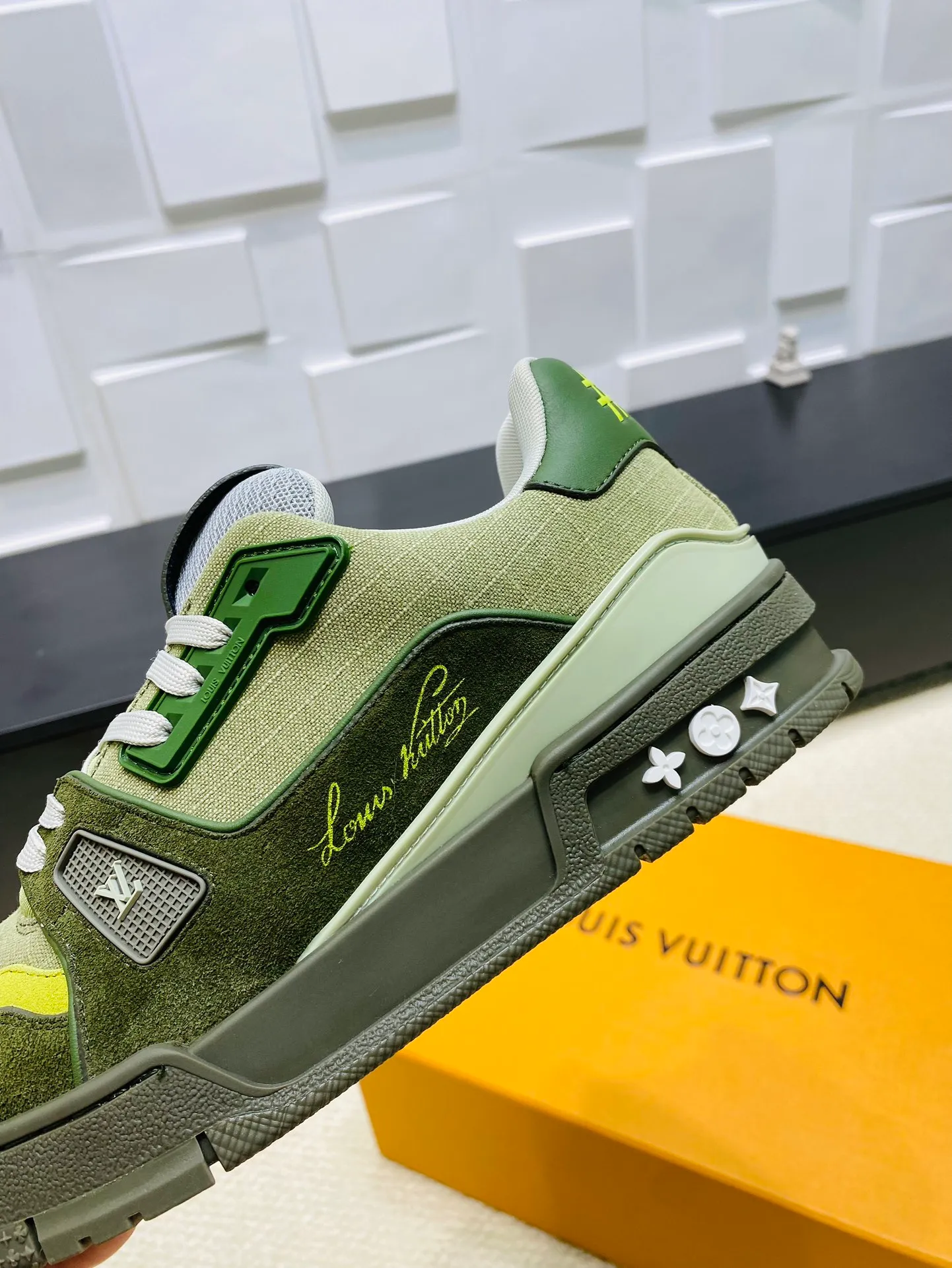 👟👟Ex-factory price 800👟👟 💰💰💰 Hot style 🆕🆕🆕𝙇𝙑 LV Louis Vuitton L House Donkey Brand Trainer Series Couple Style Casual Sports Shoes Skateboard Shoes Original Purchase Development Production Production This pair of LV Trainer sneakers are made of a blend of technical materials with waterproof properties. The meticulously crafted upper is notable for its many signature details, including Louis Vuitton and #54 in script, referencing the year 1854. Exquisite packaging at the delivery counter🛍📦 ▪️Fabrics: Original customized imported cowhide ▪️Inner lining: Original customized breathable mesh ▪️Outsole: Original open-molded non-slip TPU combination outsole ▪️Sole thickness: 3 cm ▪️Size: Women's 35-41 / Men's 38-46